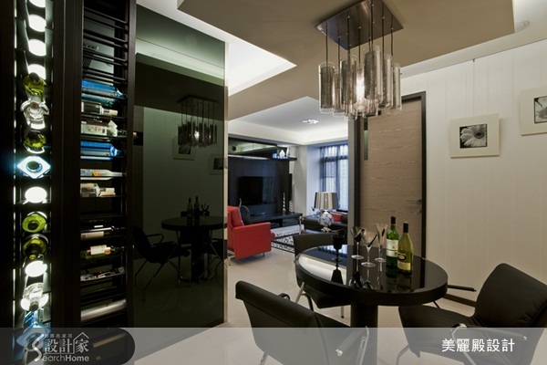 由於屋主常往返澳洲和台灣,原始空間的格局及風格,並